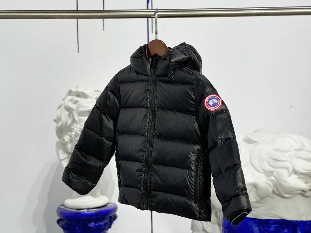 P640 CANADA GOOSE Canada Goose Crofton Children's Down Hoodie Big Goose Down Jacket 5460K Product Features ·This style uses thin channel-filled structural filling: 750-fill duck down, with lightweight fabrics and trims, lightweight and warm, allowing you to move freely ·Decorated with iconic double-stripe reflective details on the back ·Adjustable down hood sewn with reflective trim to enhance warmth and better protect against bad weather ·A weatherproof placket is designed under the two-way zipper to prevent wind and keep warm. The zipper opens from the bottom for increased range of motion and improved breathability. Power Stretch® reflective cuffs are stylish and lightweight, adding wind protection and warmth and making you more visible in low-light environments. Goose I.D. heritage label on the inside. 2 exterior pockets: Hand pockets with zipper closure and tricot fabric at the joints for softness and warmth.